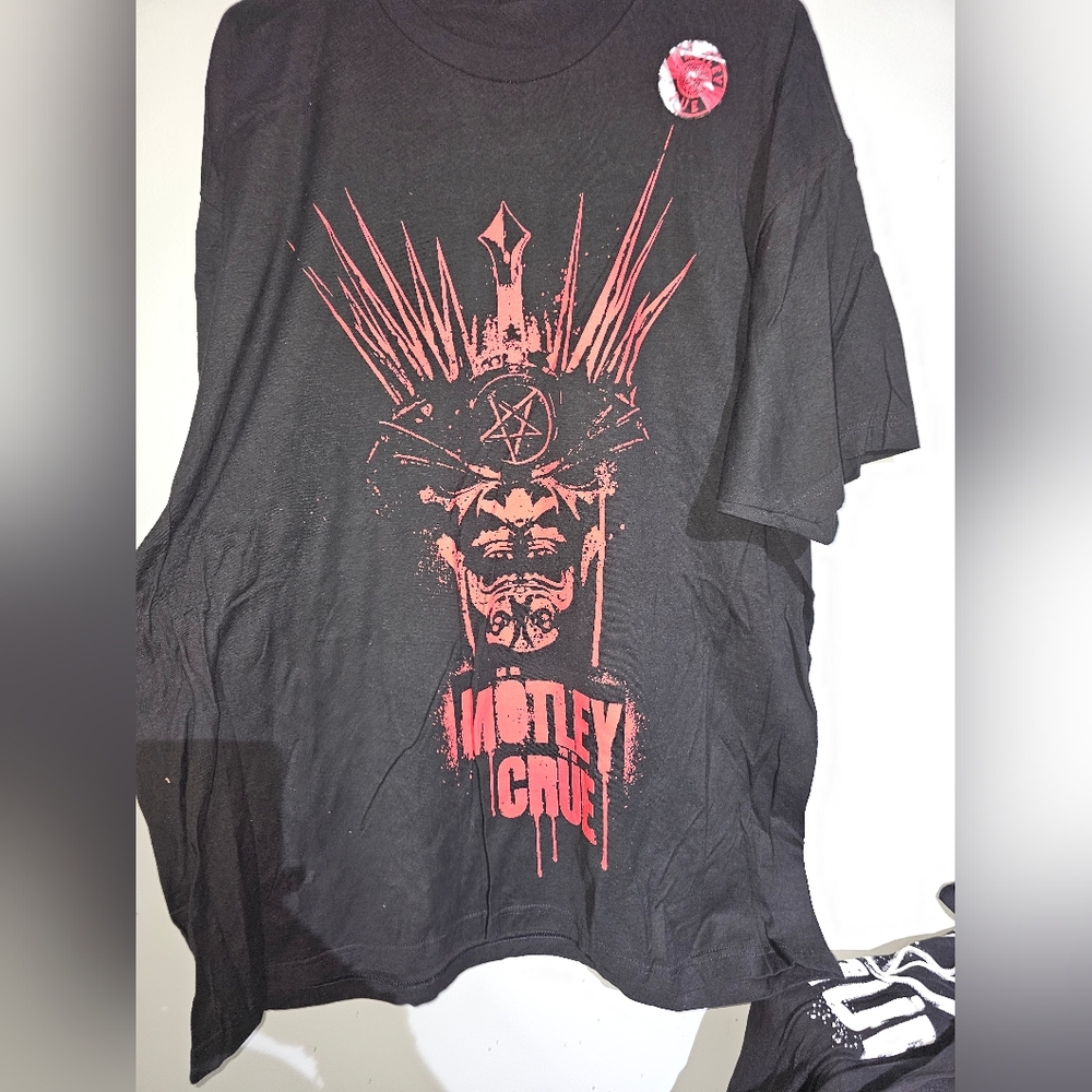 Striking Black and Red Short Sleeve Tee with Artistic Design
